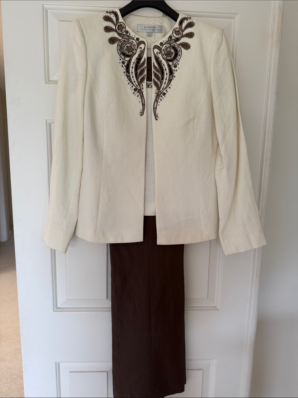 Tahari Arthur S. Levine 2-piece fully lined Pantsuit with Embroidering - Size 4